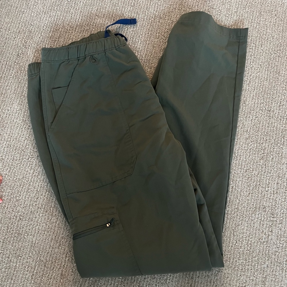 Figs Men's Scrub Pants in Olive Green